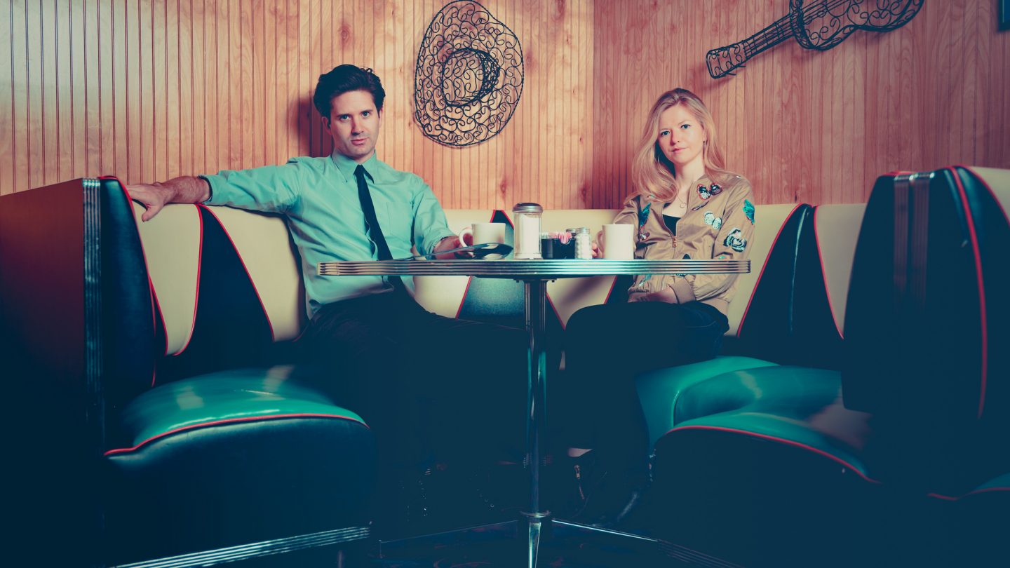 Still corners перевод. Группа still Corners. Tessa Murray. Tessa Murray feet. Still Corners - creatures of an hour.