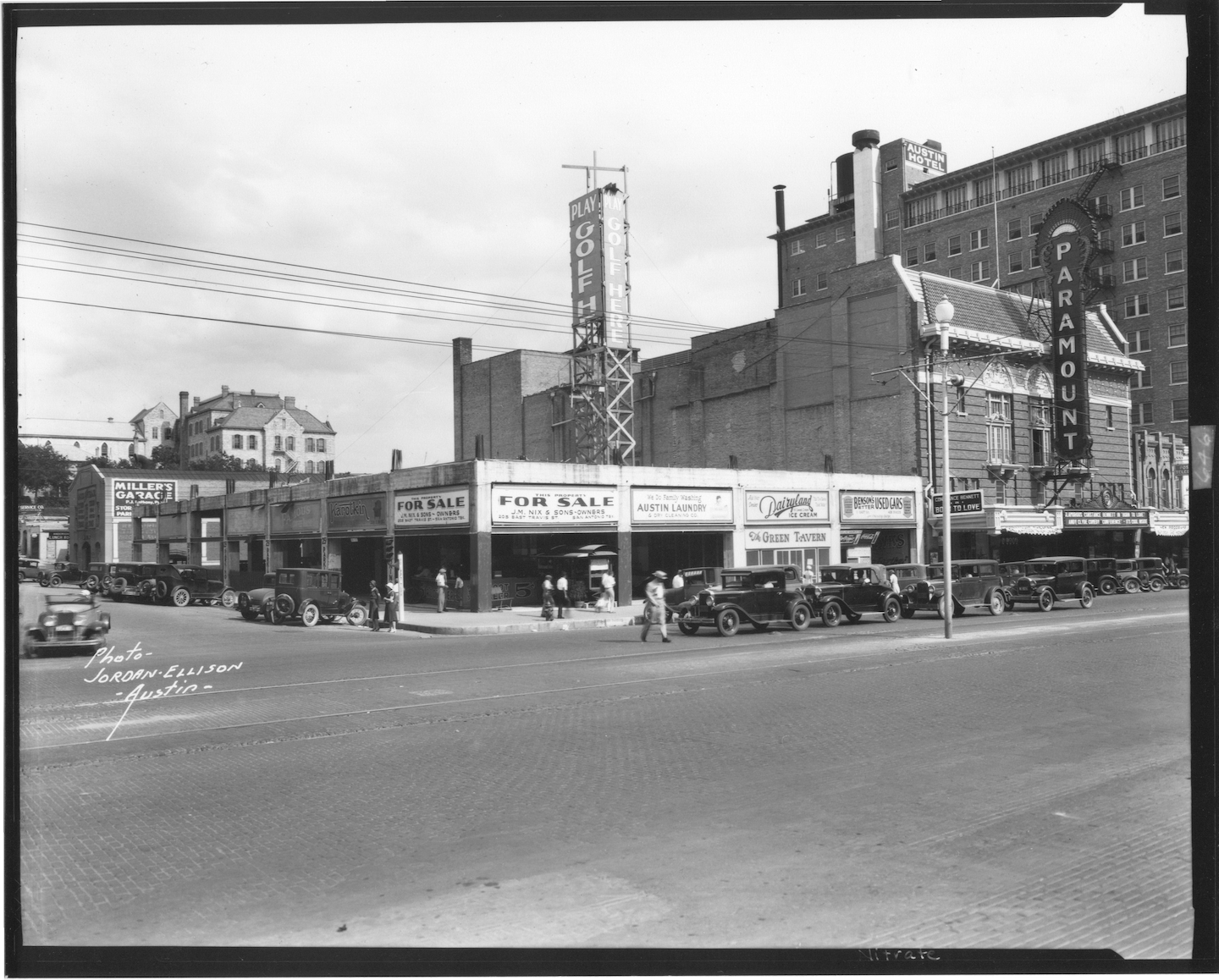 The renamed Paramount Theatre with the blade in the early '30s